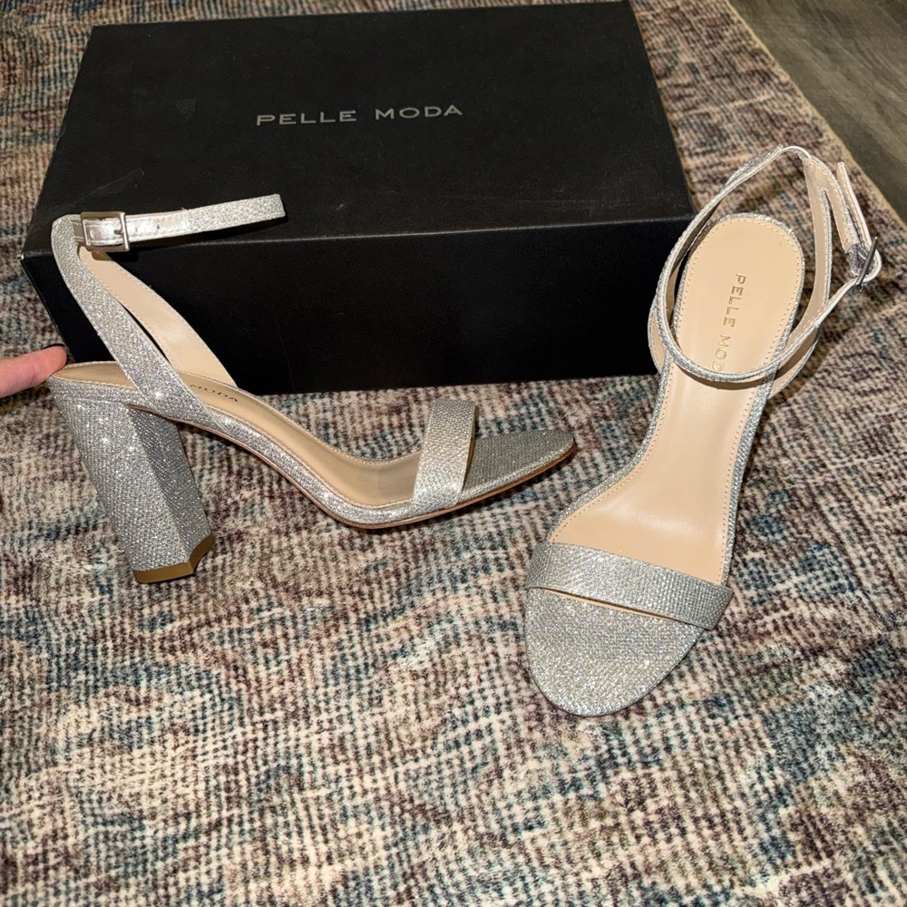 Pelle Moda Brynn shoe in silver metallic size 8